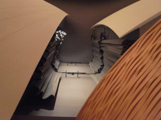 Variable curtains in between sails