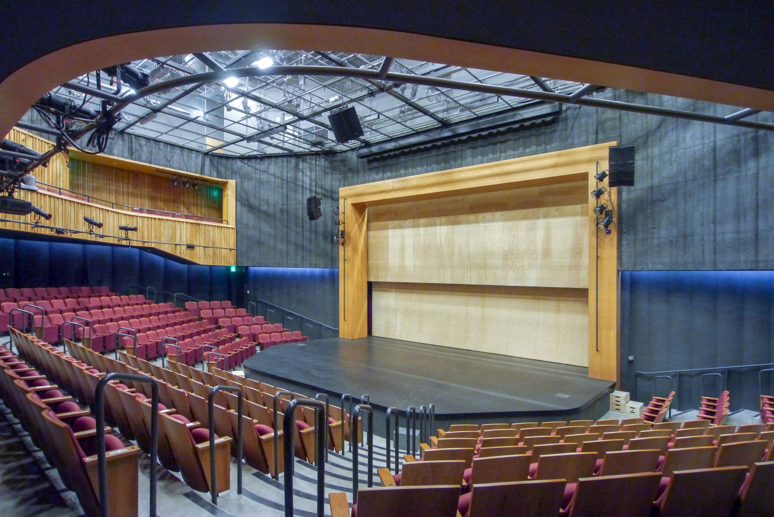 Closed proscenium configuration