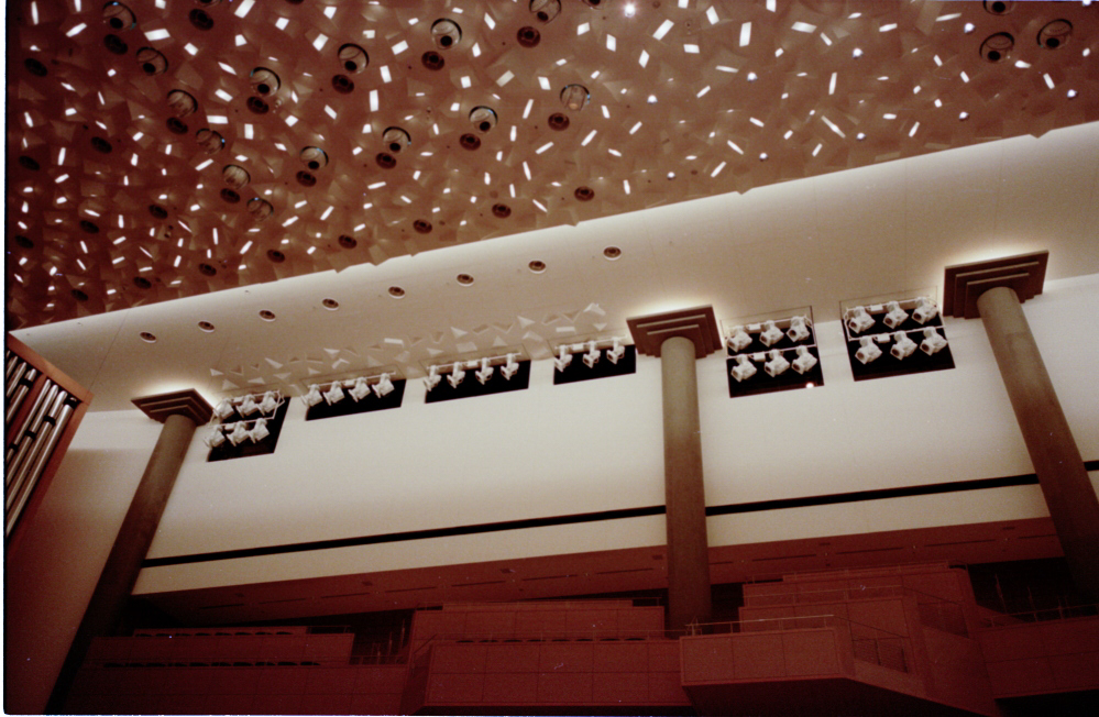 Retractable lighting rigs